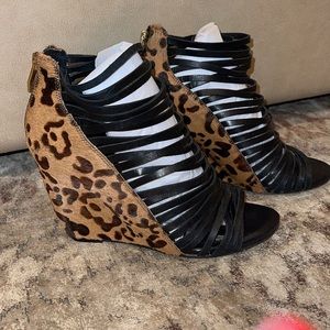 Pre Loved Vince Camuto Strappy Leopard Pattern Lucky Vachetta Wedge